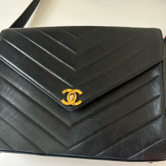 COPY - Vintage Chanel Envelope Turn-lock Bag - Picture 4 of 8
